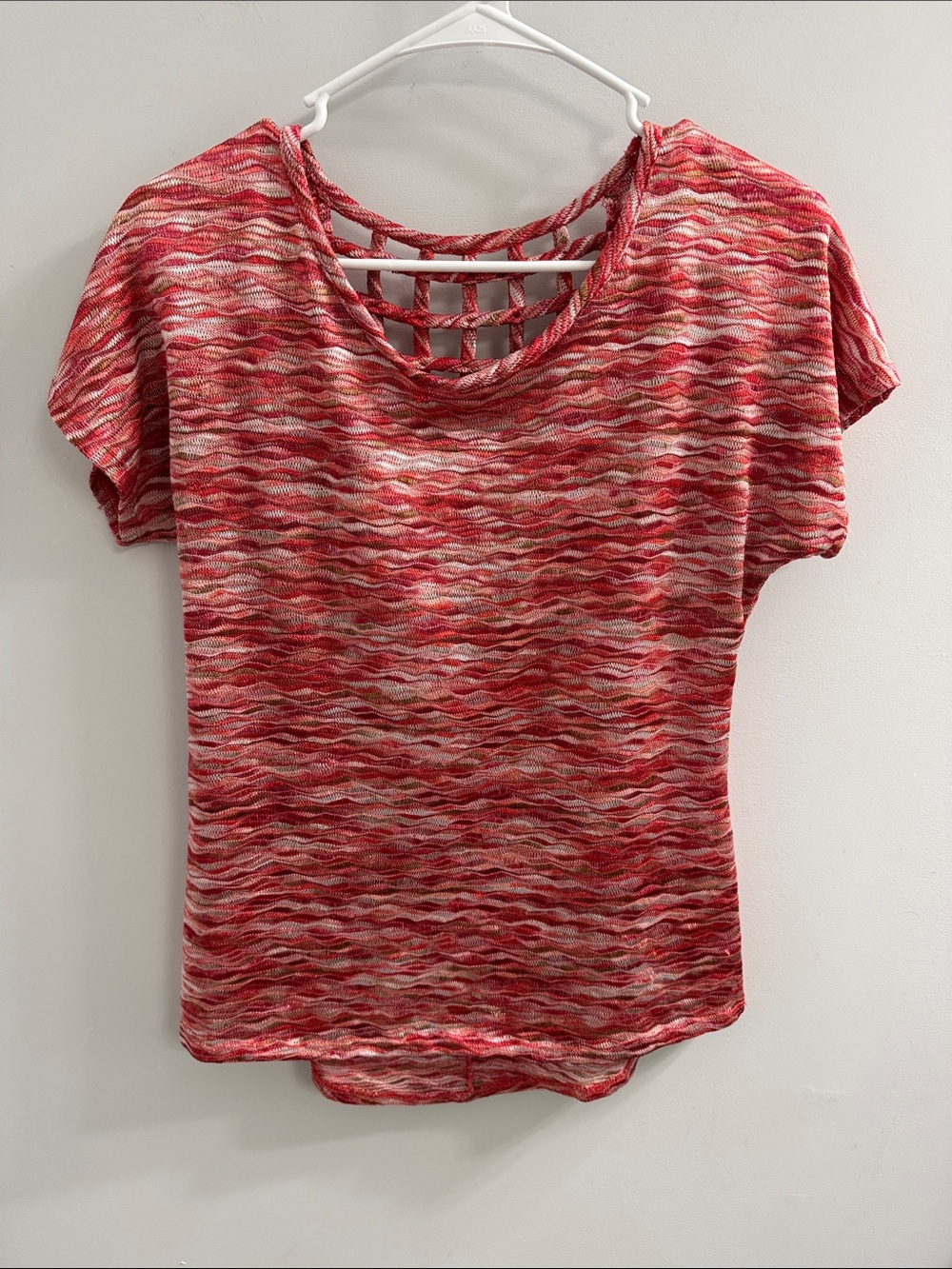 dressbarn Red-Pink Wave Print Short Sleeve Top with Lattice Back